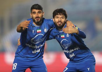 برد لحظه آخری استقلال مقابل آلومینیوم در نیمه اول/ تساوی بدون گل هوادار و نساجی