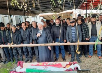 واقف نیکوکار آملی در کنار فرزند شهیدش آرام گرفت