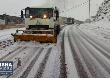 ویدیو/ بارش برف پاییزی در جاده‌های کندوان؛ تردد روان است