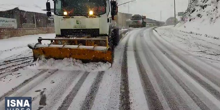 ویدیو/ بارش برف پاییزی در جاده‌های کندوان؛ تردد روان است