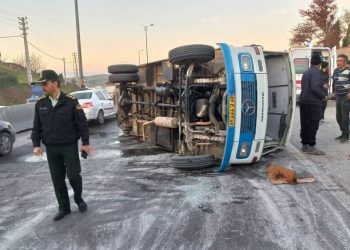 ۲۱ مصدوم در پی واژگونی مینی‌بوس در نکا