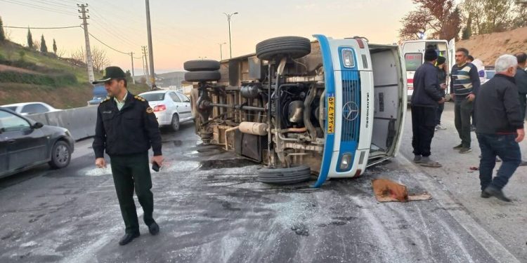 ۲۱ مصدوم در پی واژگونی مینی‌بوس در نکا