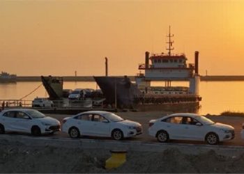 شلوغی غیرقابل پیش‌بینی در جنوب ایران/ خودروها برای کیش و قشم صف بستند