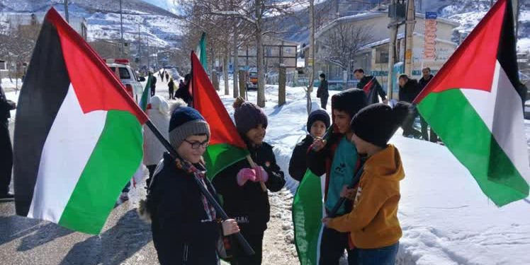 گزارش تصویری ۲  کودکان دهه نودی کیاسر پای کار انقلاب