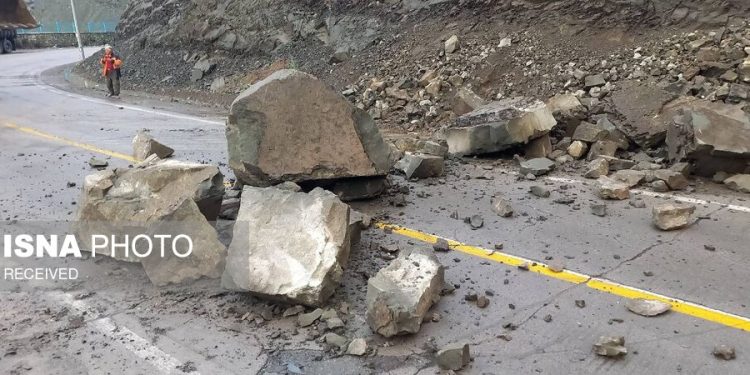 افزایش خطر ریزش سنگ و سقوط بهمن در جاده‌های شمال