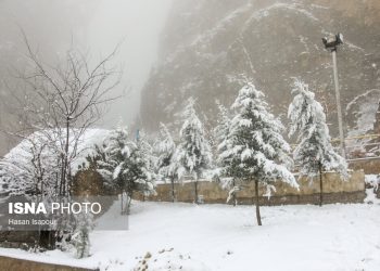 برف راه ۲۱۰ روستای مازندران را مسدود کرد