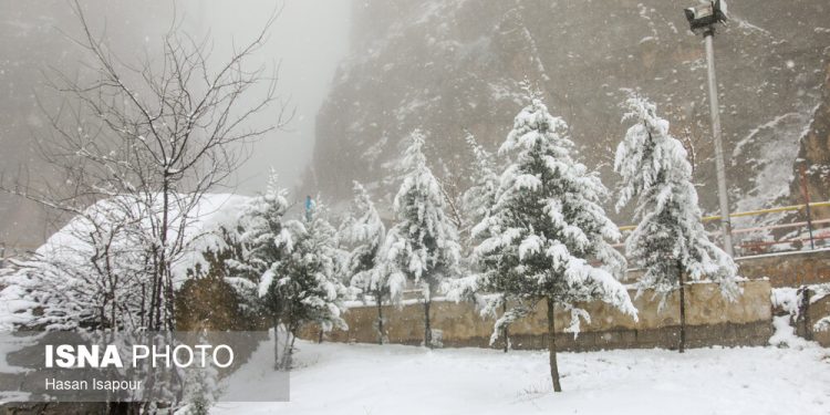 برف راه ۲۱۰ روستای مازندران را مسدود کرد