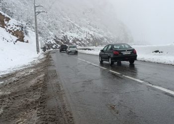 تداوم بارش برف در محورهای استان/ محور کندوان یک طرفه شد