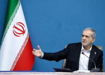 پزشکیان: برخی سعی می‌کنند تقصیرات را گردن وزیر اقتصاد بیاندازند/نباید در میدان دشمن بازی کنیم