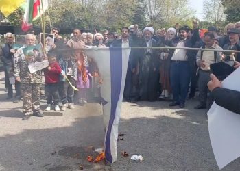 آتش کشیدن پرچم اسرائیل در راهپیمایی روز قدس شهر امامزاده عبدالله