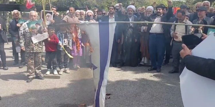آتش کشیدن پرچم اسرائیل در راهپیمایی روز قدس شهر امامزاده عبدالله