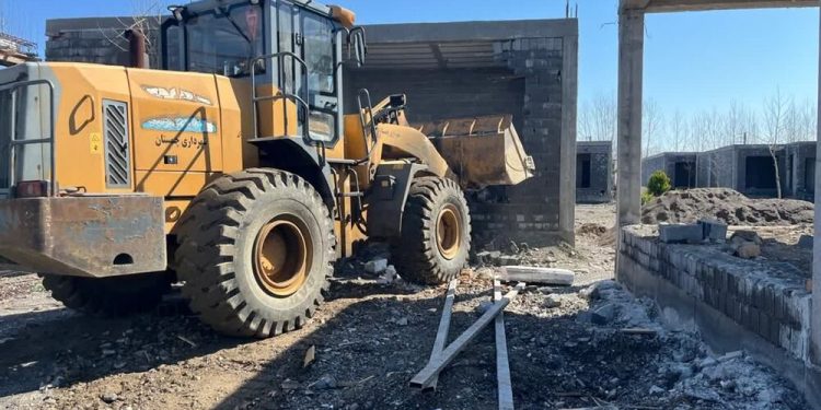 ۱۰  ویلای غیرمجاز روستای مرداب چمستان با ورود دستگاه قضایی تخریب شد