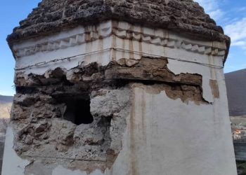 کلنگ گنج‌کن‌ها بر پیکر آرامگاه درویش رستم در طاقسرای کجور / گزارش