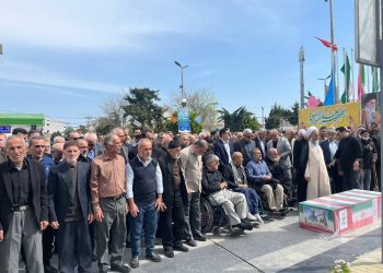 خاکسپاری جانباز آملی در کنار همرزمان شهیدش