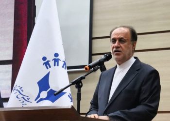 مجلس و دولت در کنار فرهنگیان قرار دارند