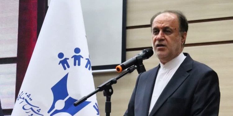مجلس و دولت در کنار فرهنگیان قرار دارند