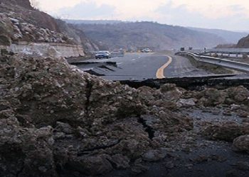 ریزش سنگ جاده چالوس را بست/ انسداد مسیر موقتی است