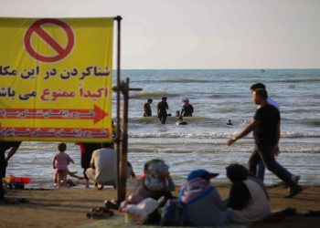 ورود اردوهای گروهی به سواحل رامسر ممنوع شد