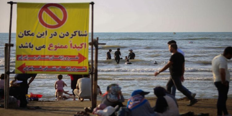 ورود اردوهای گروهی به سواحل رامسر ممنوع شد
