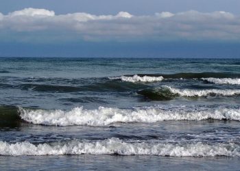 توفان و موج‌های بلند تا ۲.۶ متر در مازندران