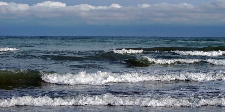 توفان و موج‌های بلند تا ۲.۶ متر در مازندران