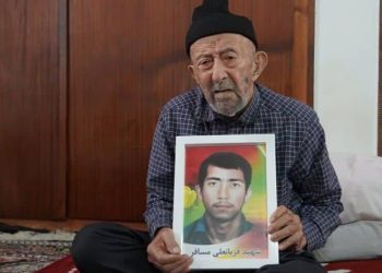 پدر شهید «قربانعلی مسافر» در کنار فرزند شهیدش آرام گرفت