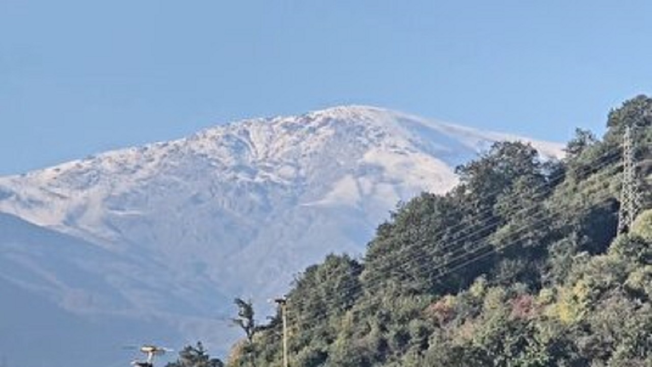 برف پاییزی در قله دماوند + فیلم