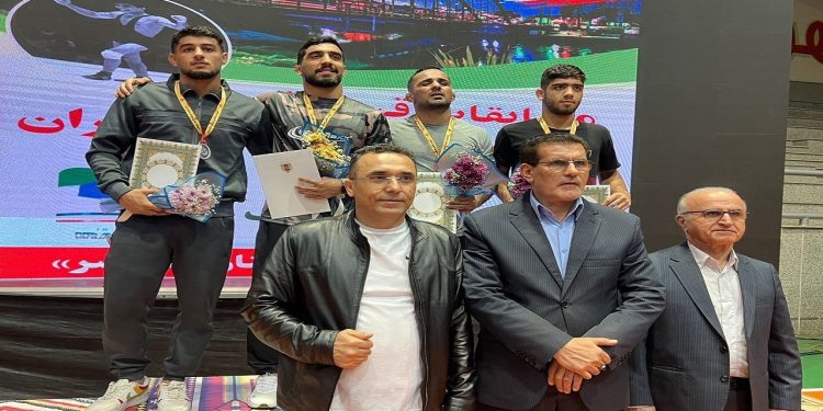 رقابت‌های جذاب و دیدنی در روز نخست پیکار‌های کشتی آزاد بزرگسالان مازندران