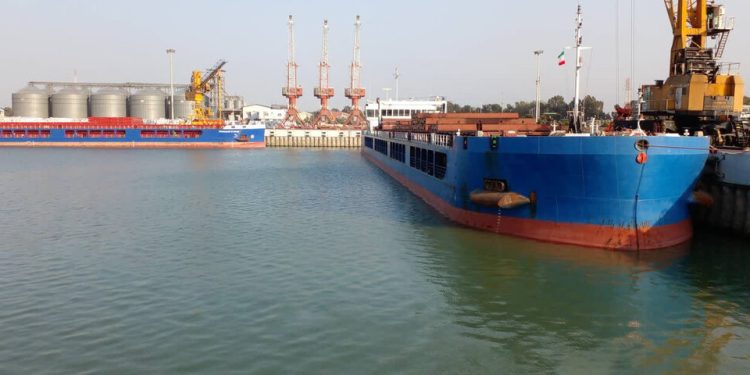 سومین کشتی گندم درامیرآباد مازندران پهلو گرفت