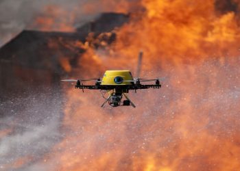 چندین پهپاد برای شناسایی نقاط بحرانی جنگل درگیر آتش‌سوزی الیت به‌کار گرفته شد