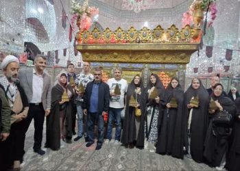 گردشگران خارجی در امامزاده ابراهیم (ع) بابلسر با هدیه چادر بدرقه شدند