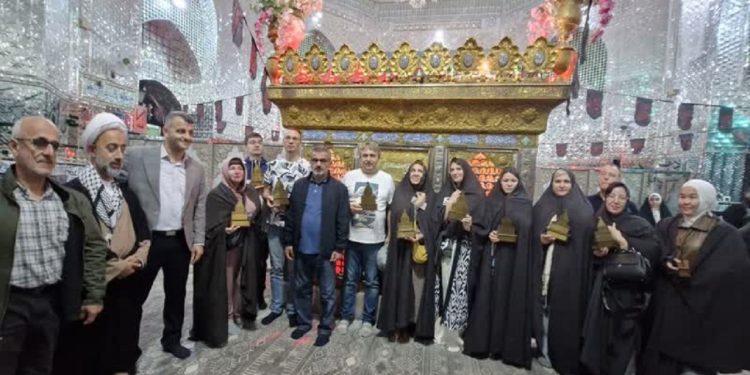گردشگران خارجی در امامزاده ابراهیم (ع) بابلسر با هدیه چادر بدرقه شدند