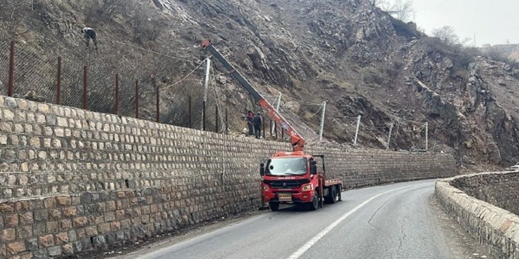 ایمن‌تر شدن محور کندوان با نصب توری سنگ گیر