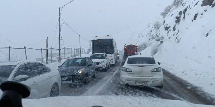 بارش برف و مه‌گرفتگی در محورهای هراز و کندوان/ لغزندگی جاده عامل ۲۵ حادثه