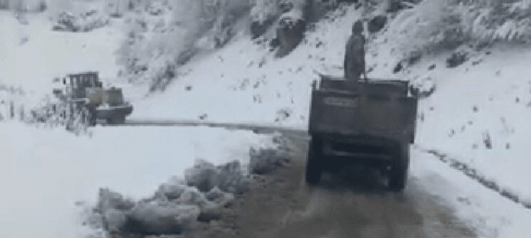 بازگشایی جاده‌های سوادکوه پس از بارش برف/ آماده‌باش ستاد مدیریت بحران