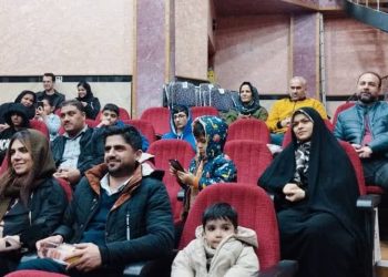 جشن زمستانه برای کودکان کار آمل / شعله کوچک شادی در سرمای روزگار