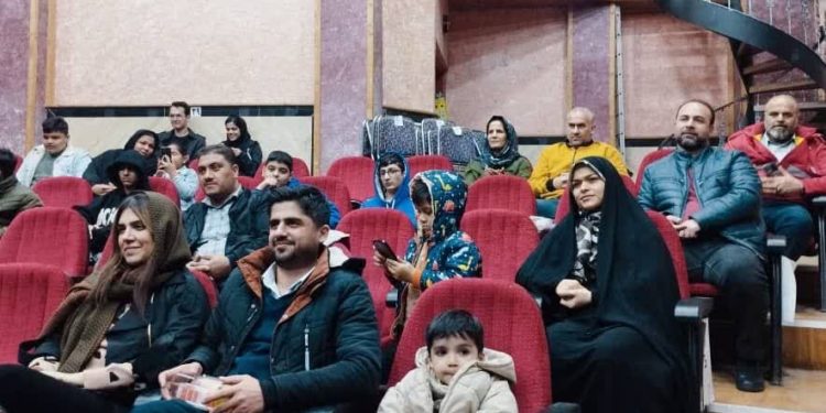 جشن زمستانه برای کودکان کار آمل / شعله کوچک شادی در سرمای روزگار