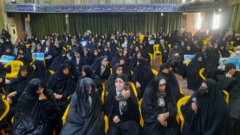 حسینیه ثارالله میزبان مادران و همسران شهدا بود