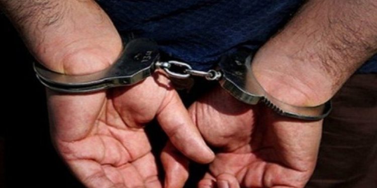دستبند پلیس بر دستان کلاهبردار تحت تعقیب ۱۳۰ میلیاردی در میاندورود