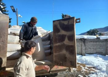 توزیع خوراک دام در مناطق کوهستانی و برف‌گیر مازندران