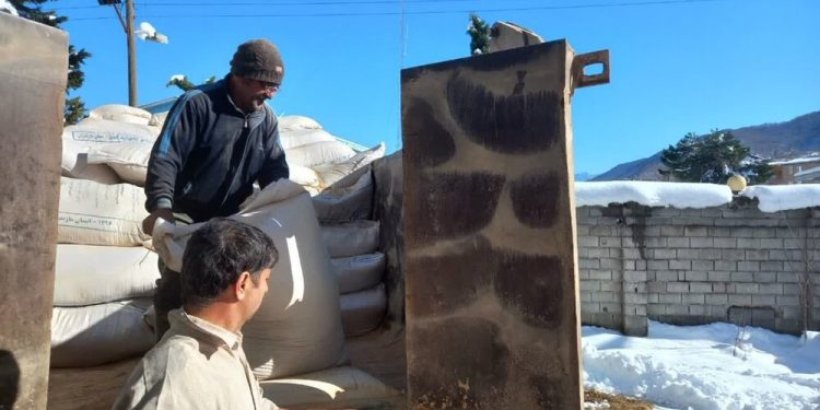 توزیع خوراک دام در مناطق کوهستانی و برف‌گیر مازندران
