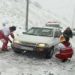 توزیع نان برای مسافران گرفتار در جاده‌های سوادکوه و گدوک