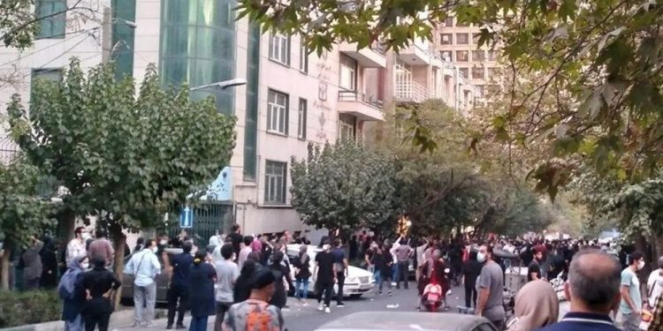 عضو خبرگان رهبری: اعتراض بر افزایش قیمت و سختی معیشت مردم به‌حق است