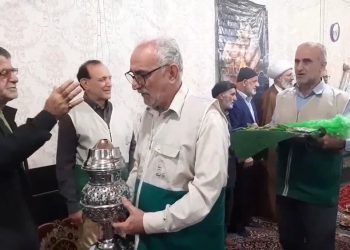 اهدای هدایای متبرک حرم امام رضا(ع) به تنها مسجد آسیب دیده آمل در جریان اغتشاشات اخیر کشور