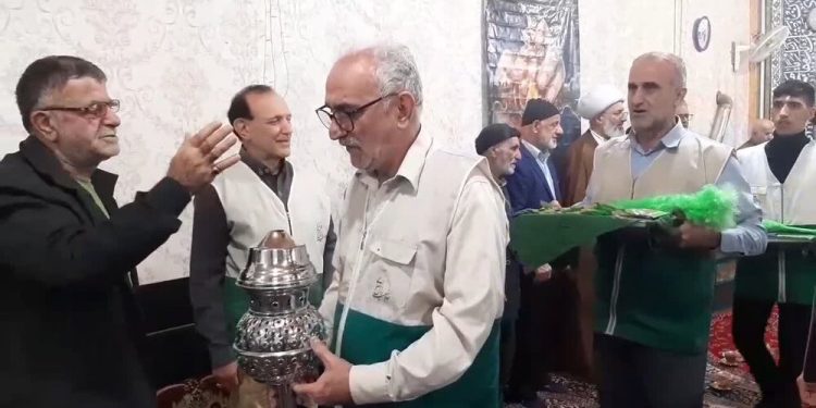 اهدای هدایای متبرک حرم امام رضا(ع) به تنها مسجد آسیب دیده آمل در جریان اغتشاشات اخیر کشور