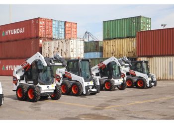 اولین محموله ماشین‌آلات عمرانی همیار تجارت با تکیه بر ظرفیت‌های منطقه آزاد به بندر رسید