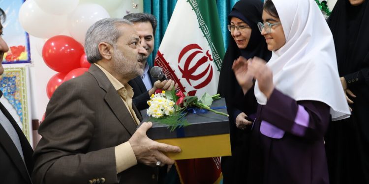 دیدار وزیر آموزش و پرورش و استاندار مازندران با دانش‌آموزان مدرسه شاهد در ساری