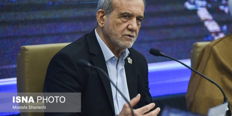پزشکیان: همه مدیران و کارکنان دستگاه‌های اجرایی باید خود را خدمتگزار مردم بدانند