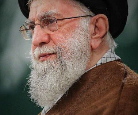 رهبر انقلاب اسلامی به فیض شهادت نائل شدند