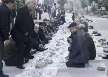 پهن شدن سفره یک کیلومتری افطاری در گلوگاه
